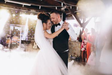 Plenerowa ceremonia ślubna w hotelu: odkryj urok wesela na świeżym powietrzu